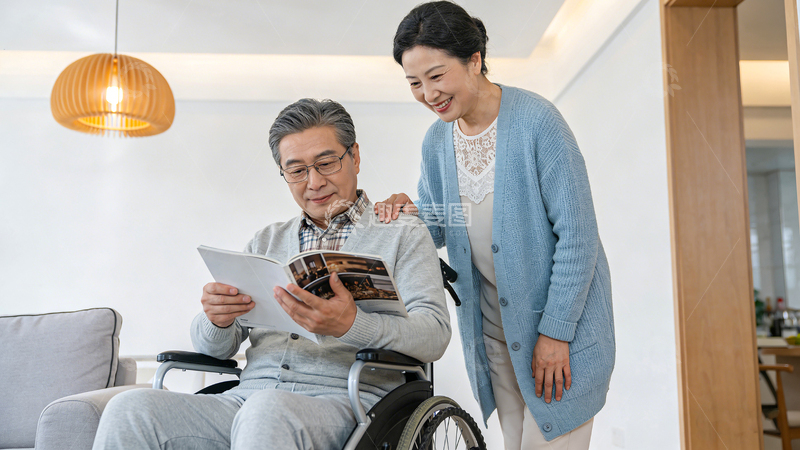 高清大图下载【趣麦麦图】温馨家居老年阅读书籍生活场景