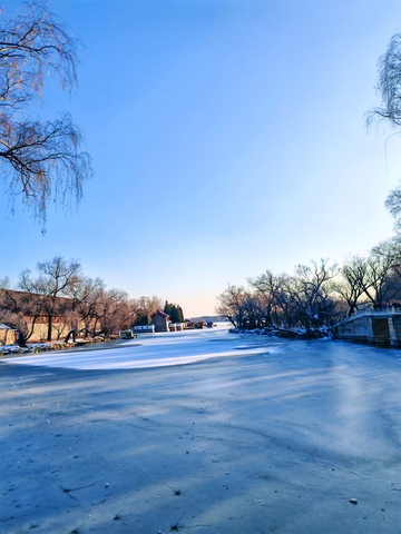 冬日冰封湖面风光摄影