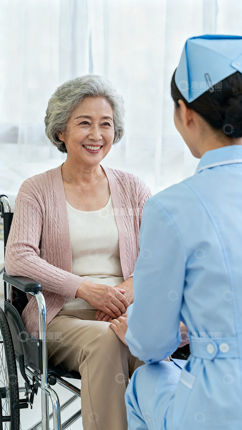 高清大图下载【趣麦麦图】医护护工护理关怀老年女性交谈场景