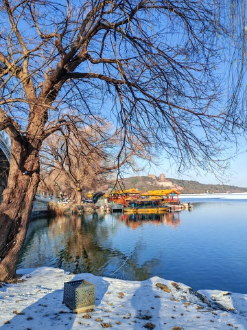 冬日湖畔雪景风光摄影