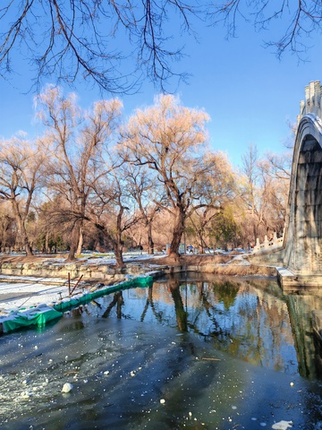 冬日湖面冰景树木建筑