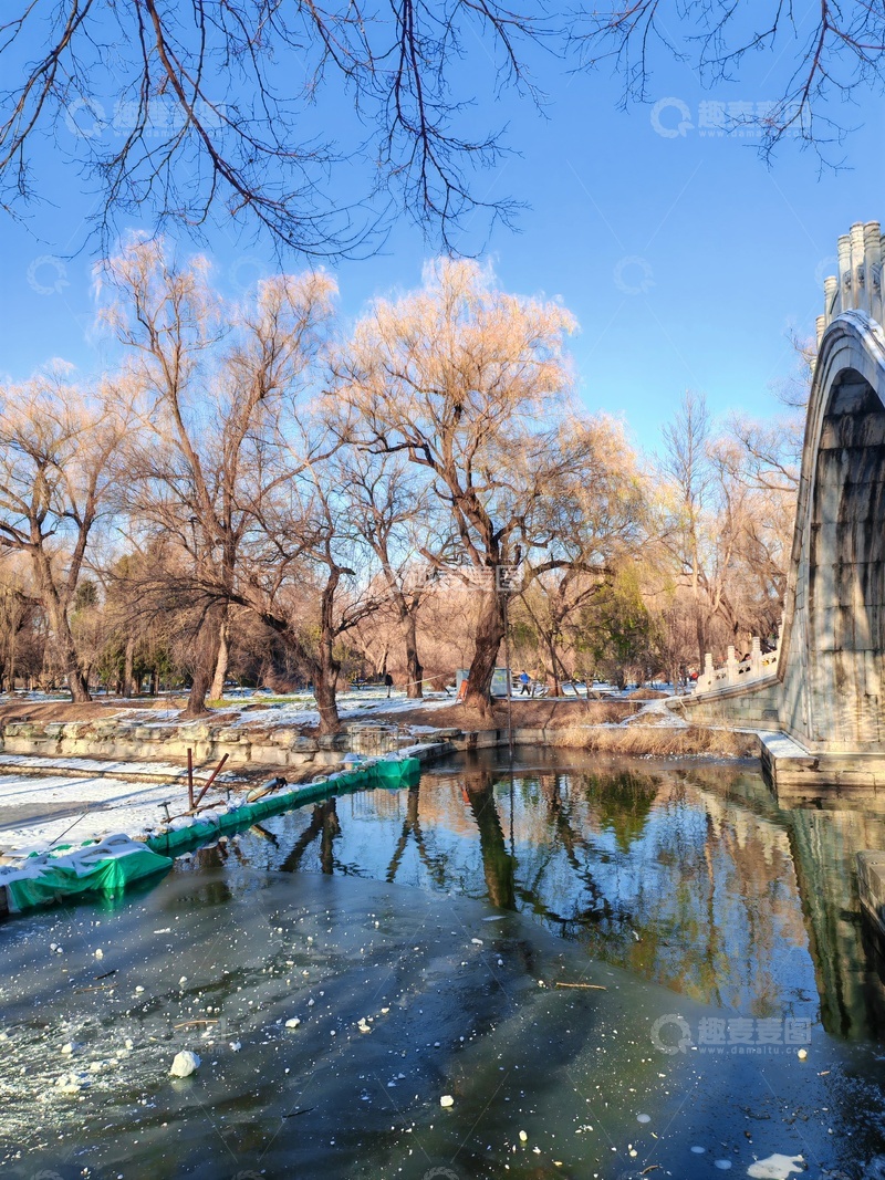 高清大图下载【趣麦麦图】-冬日湖面冰景树木建筑