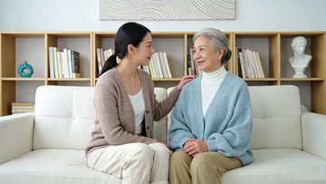 温馨家居母女对话亲情陪伴场景