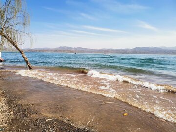 蓝天白云下的沙滩和浪花