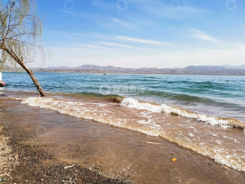 高清大图下载【趣麦麦图】-蓝天白云下的沙滩和浪花