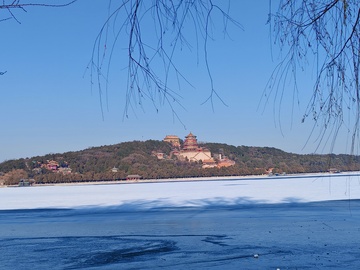冬日湖畔古建风光