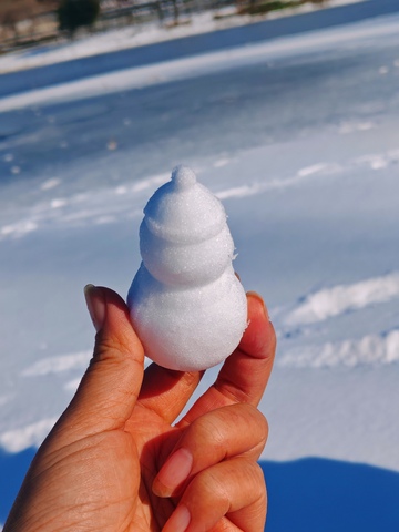 冬日雪人造型雪球特写