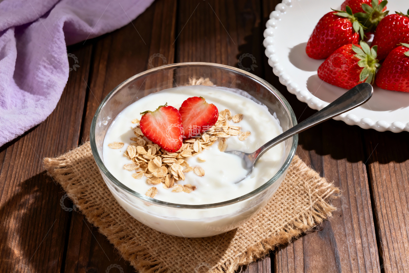 源文件下载【趣麦麦图】一份草莓燕麦酸奶2