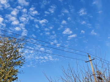 蓝天白云下的风景