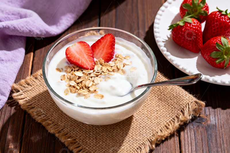 源文件下载【趣麦麦图】一份草莓燕麦酸奶3