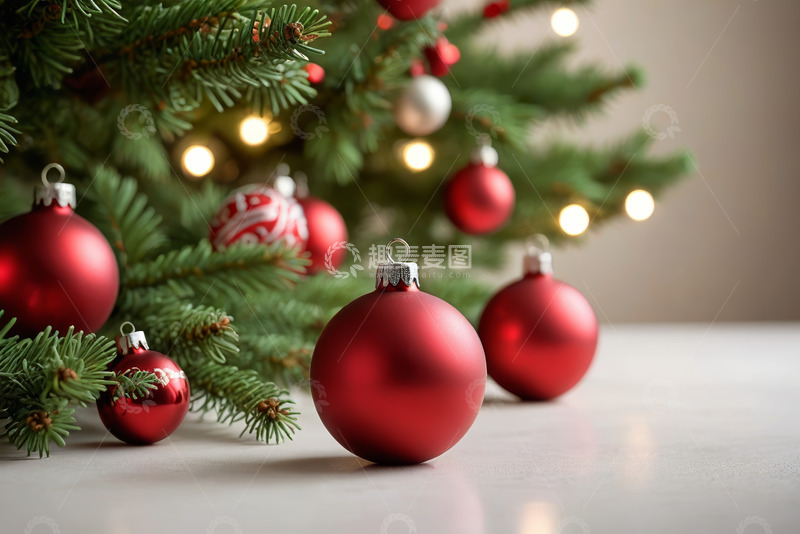 高清大图下载【趣麦麦图】圣诞树下的红色装饰球