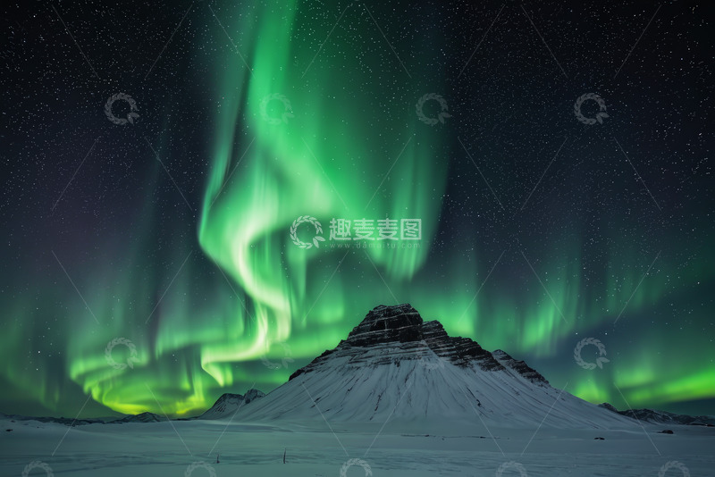 高清大图下载【趣麦麦图】冰岛雪山上空的绿色极光
