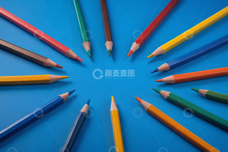 高清大图下载【趣麦麦图】蓝色背景上排列的彩色铅笔