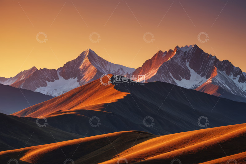 高清大图下载【趣麦麦图】夕阳下壮丽雪山与山丘景观