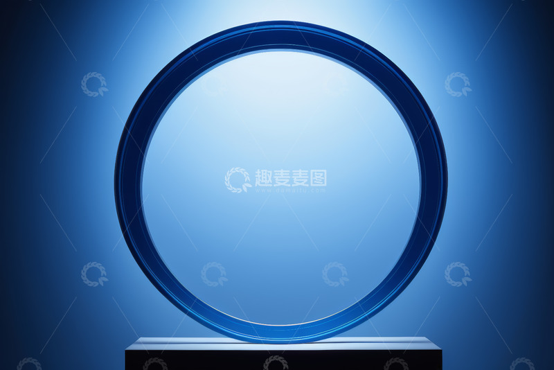 高清大图下载【趣麦麦图】蓝色背景上的环形物体展示
