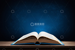 翻开的书籍置于木桌背景