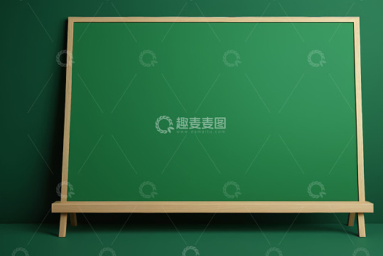 绿色背景前的木质画架