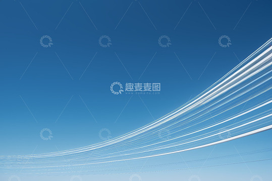 蓝天下的白色线条抽象画面