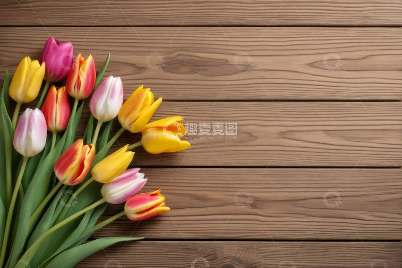 高清大图下载【趣麦麦图】木质背景上的多彩郁金香花束