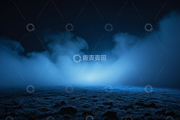 黑暗背景下云雾与微光场景