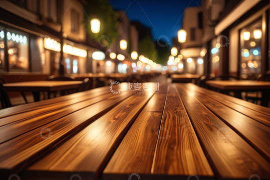 街头户外木质餐桌夜景