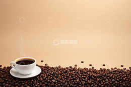 白色咖啡杯与散落咖啡豆