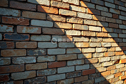 光影下的复古砖墙纹理