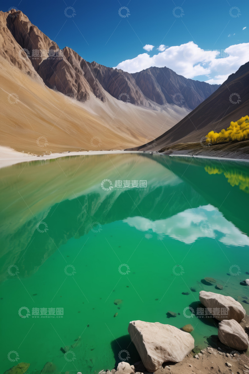 高清大图下载【趣麦麦图】-高山下的碧绿湖水风景