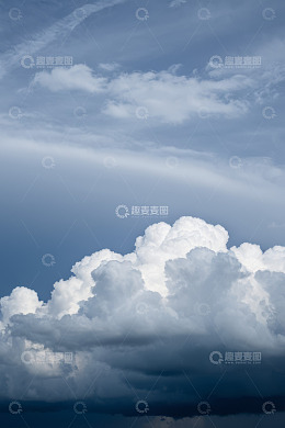 天空中形态各异的白云