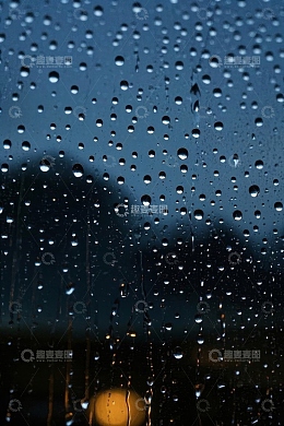 玻璃上的雨滴景象
