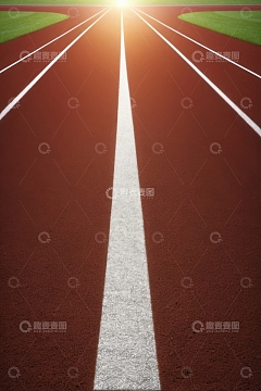 户外红色塑胶跑道与晨光
