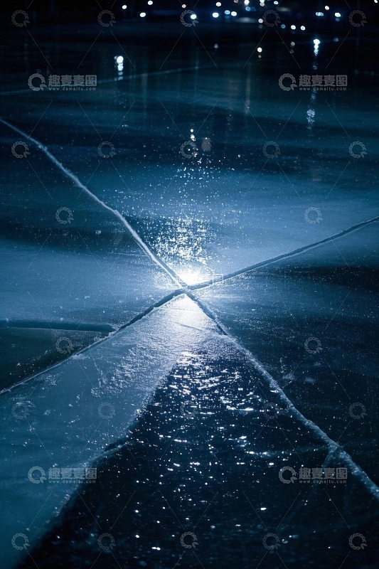 夜晚结冰地面光影效果