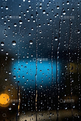 玻璃上的雨滴特写