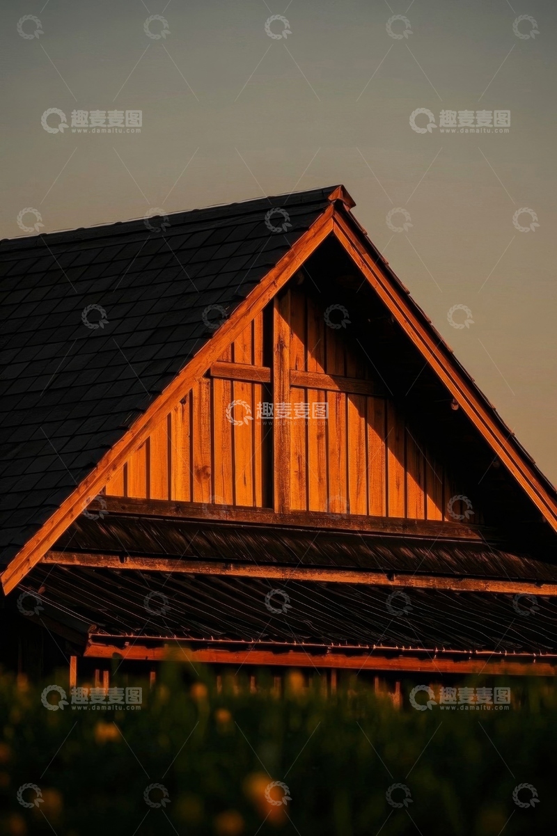 高清大图下载【趣麦麦图】夕阳下木质房屋屋顶特写