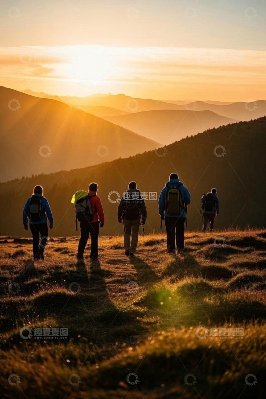 登山者在山间徒步的场景