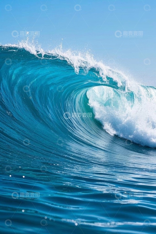 蓝色海洋中的壮观波浪