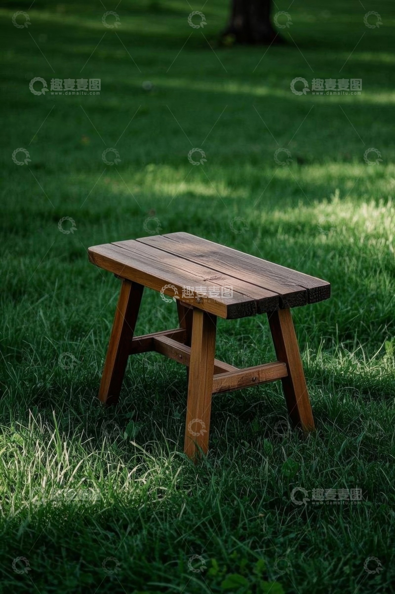 高清大图下载【趣麦麦图】草地上的木质矮凳