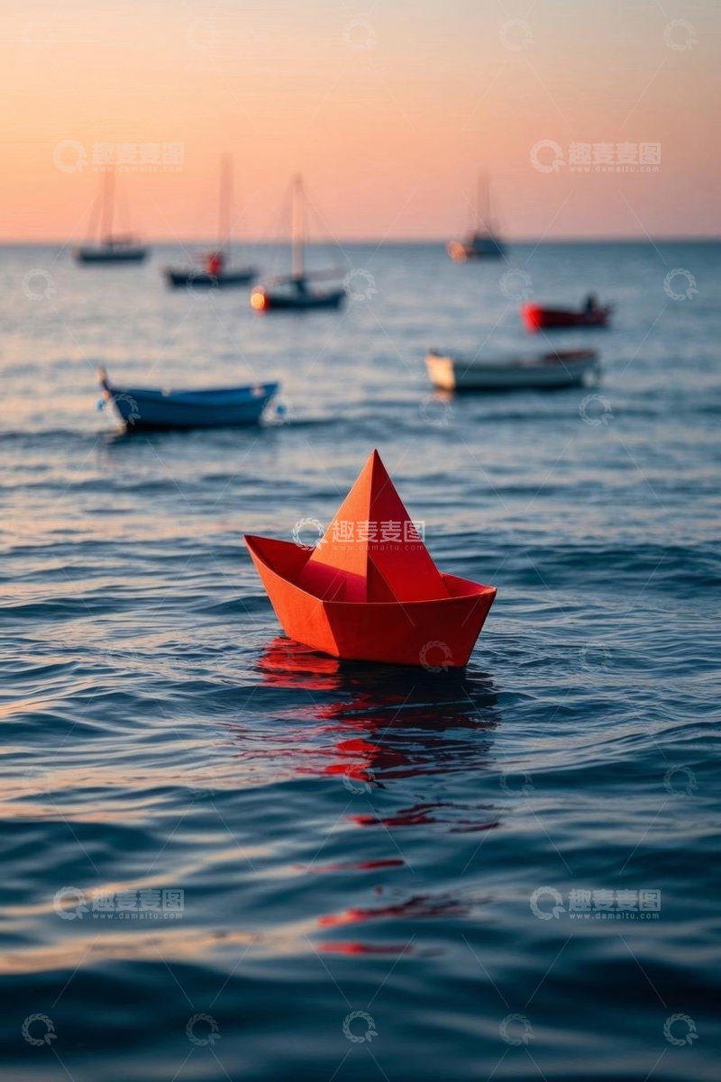 高清大图下载【趣麦麦图】海上漂浮的红色纸船与船只