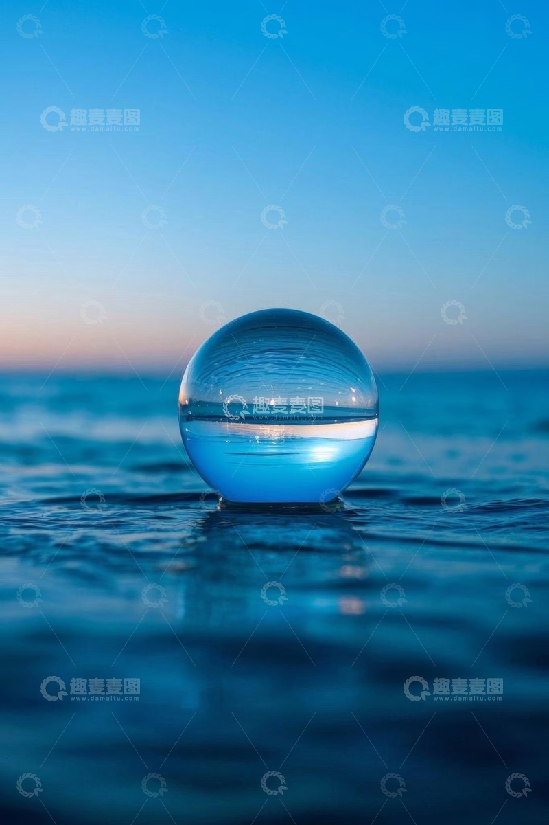 高清大图下载【趣麦麦图】海边玻璃球倒映海景