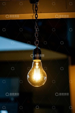 悬挂式发光灯泡特写