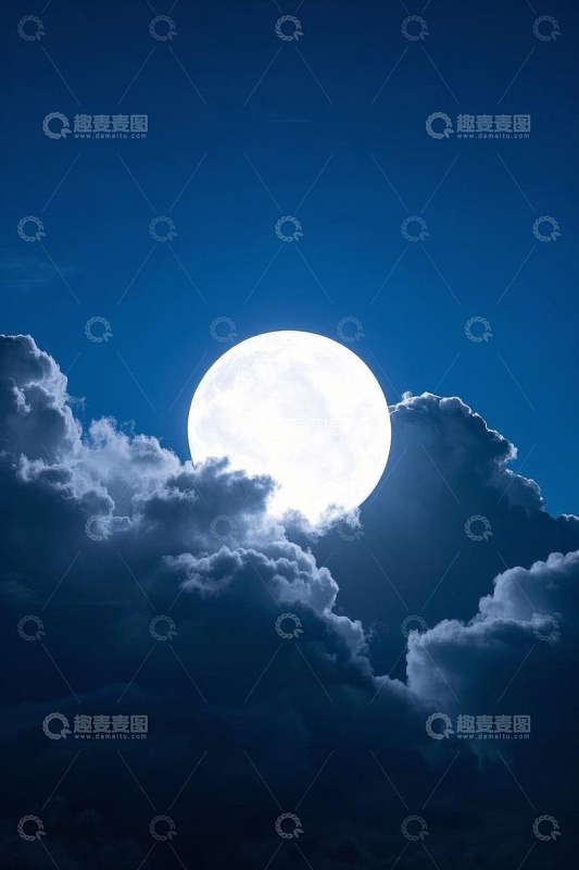 夜空中的满月与云朵