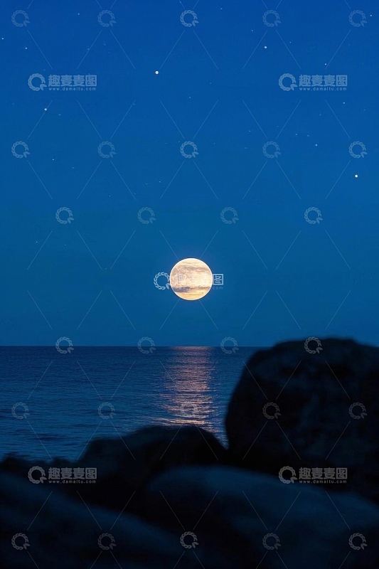 海上明月夜景