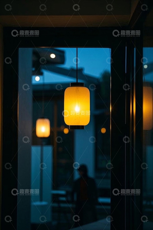 室内悬挂灯与室外人物剪影