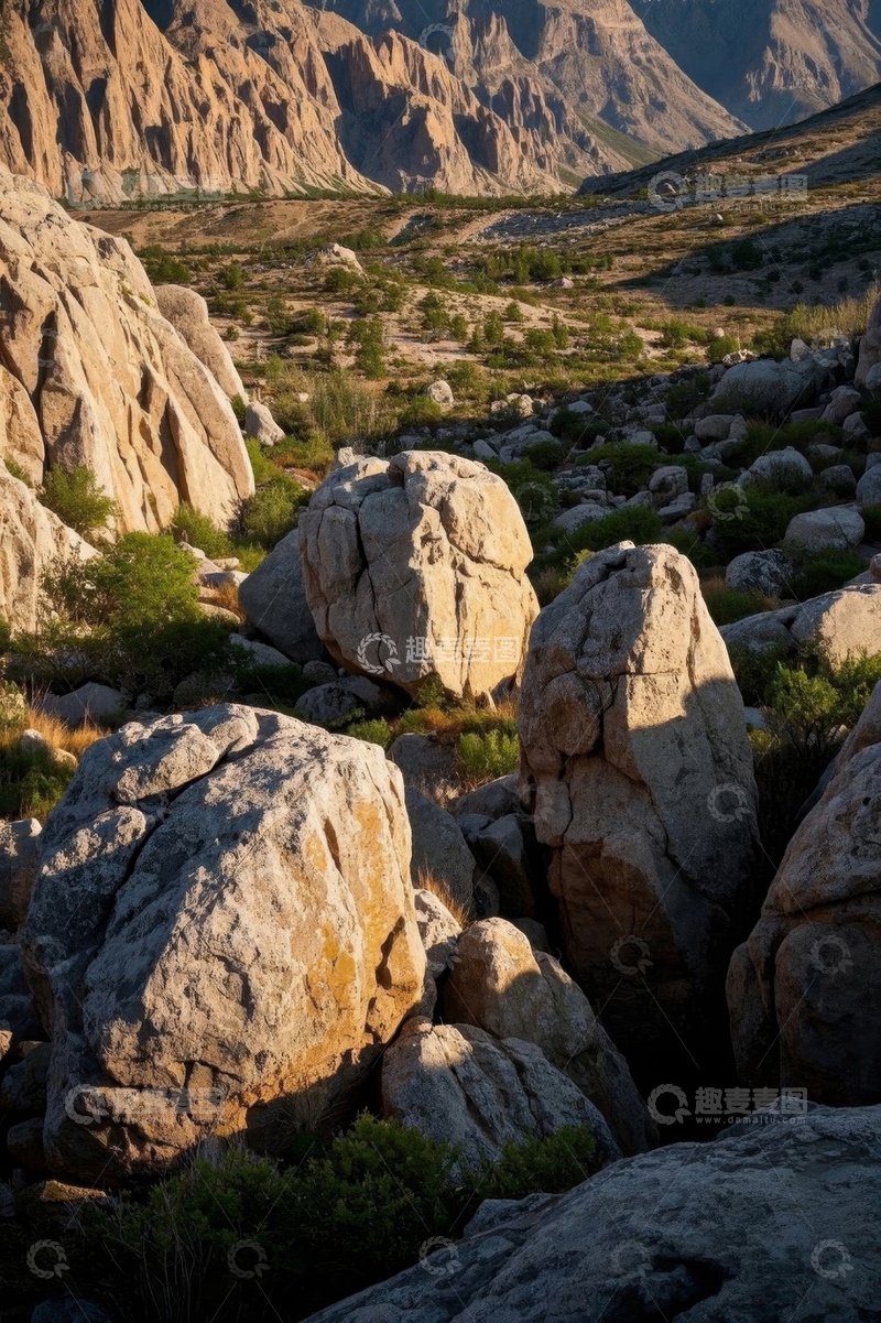 高清大图下载【趣麦麦图】山地间岩石与植被景观