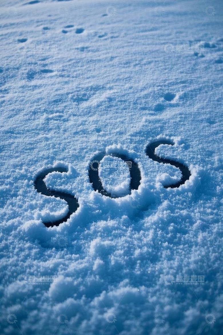 雪地上的SOS求救标识