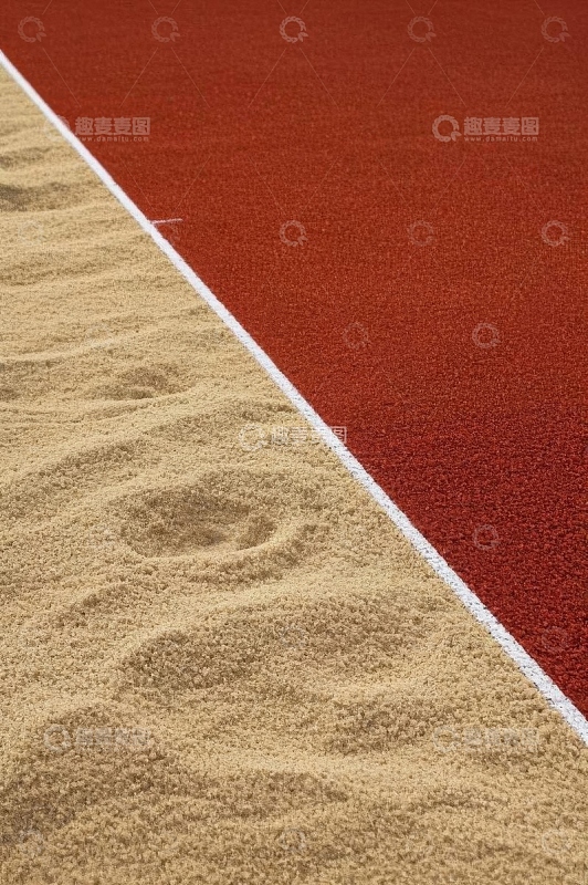 田径场沙坑与跑道特写