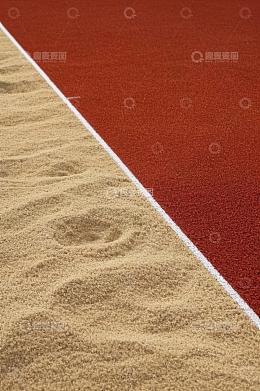 田径场沙坑与跑道特写