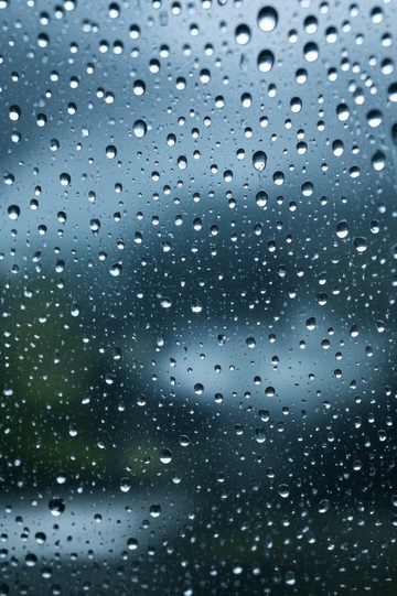 玻璃上的雨滴特写