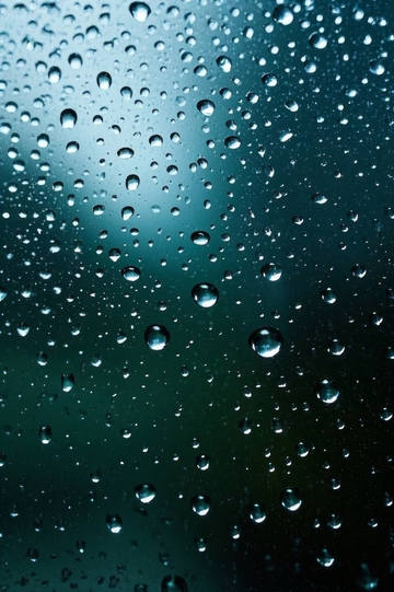 玻璃上的雨滴特写