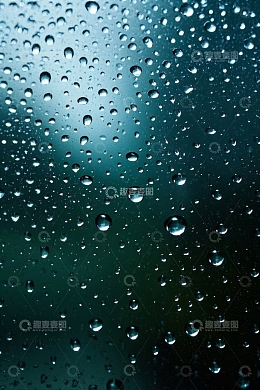 玻璃上的雨滴特写